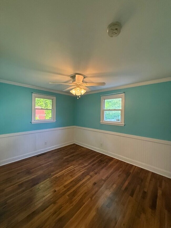 Building Photo - Cozy Home with Character