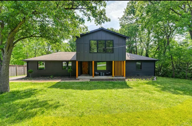 Building Photo - 930 Downey Dr