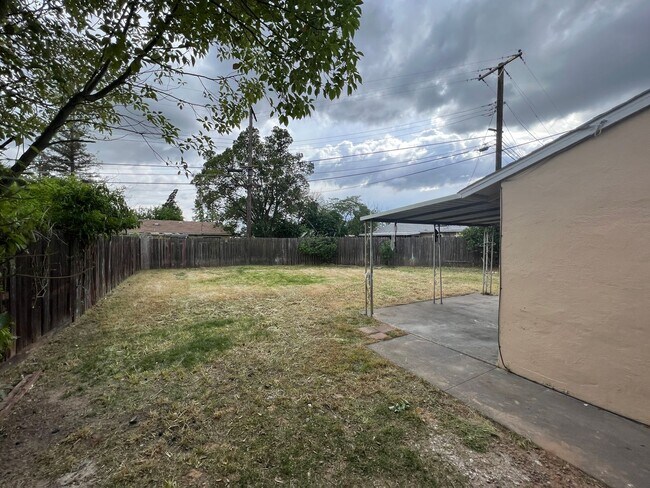 Building Photo - 1906 Bowling Green Dr