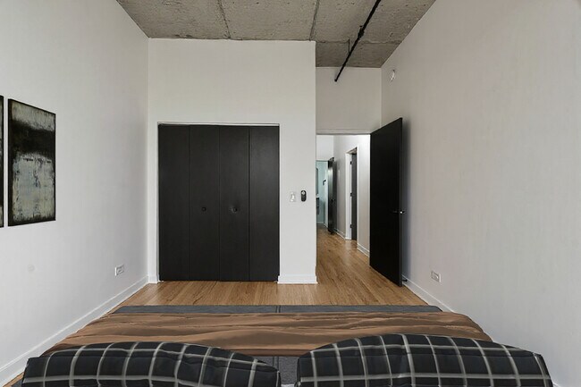 Building Photo - 6 S Laflin St