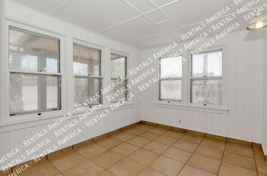 Building Photo - 1119 E Silver St