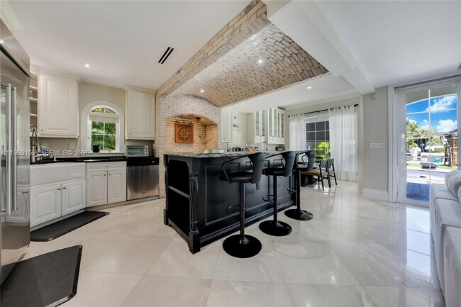 Building Photo - 520 N Pkwy