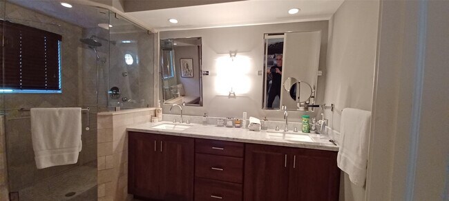 Building Photo - 6688 Via Regina