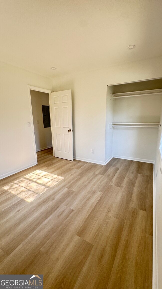 Building Photo - 723 Sheffield Rd