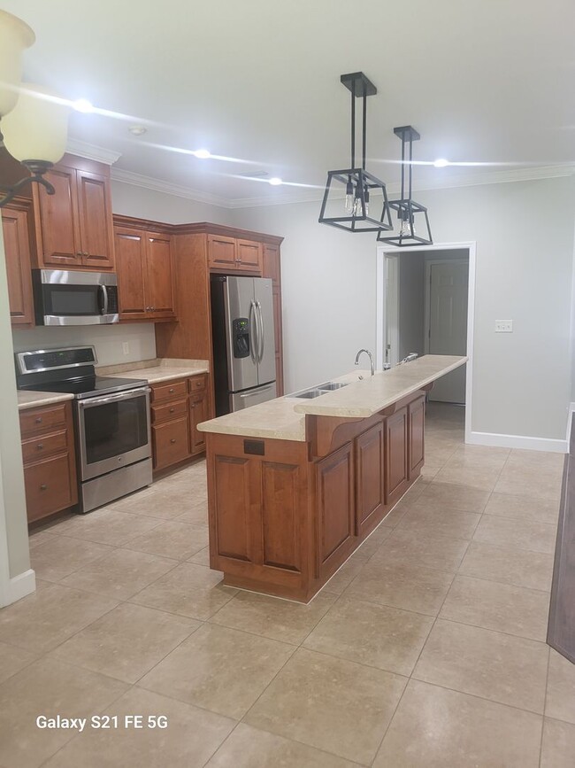 Building Photo - 4 bedroom, 3 bath, 2145 sq ft home