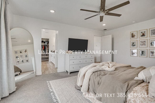 Building Photo - 3056 S Shoreline Dr