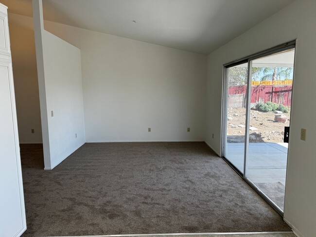 Building Photo - 3 Bedroom, 2 Bath Home, Located in Fontana