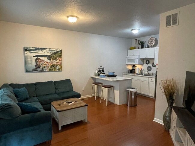 Primary Photo - Zen Cottage: Spacious downtown suite complete with kitchenette, washer/dryer $300 Utility Fee