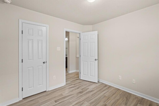 Building Photo - 10918 Barker View Dr