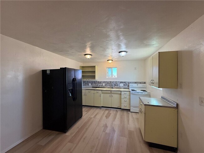 Building Photo - 3600 Thompson Ave