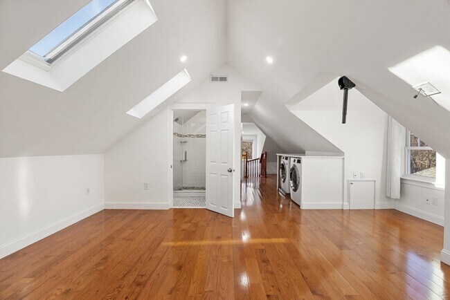 Building Photo - 1045 Adams St