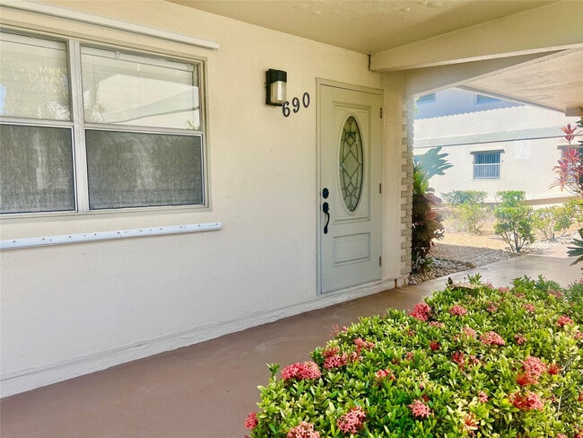 Building Photo - 690 Saxony Way