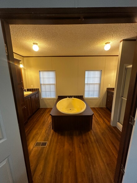 Building Photo - 9477 Lansdowne Rd