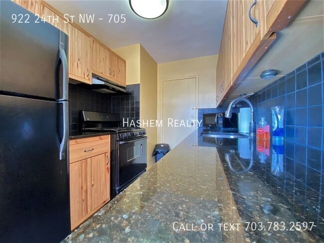 Building Photo - 922 24th St NW