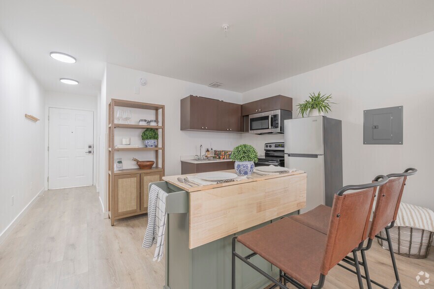 Studio, 1BA - 360SF - Kitchen - The Varsity North