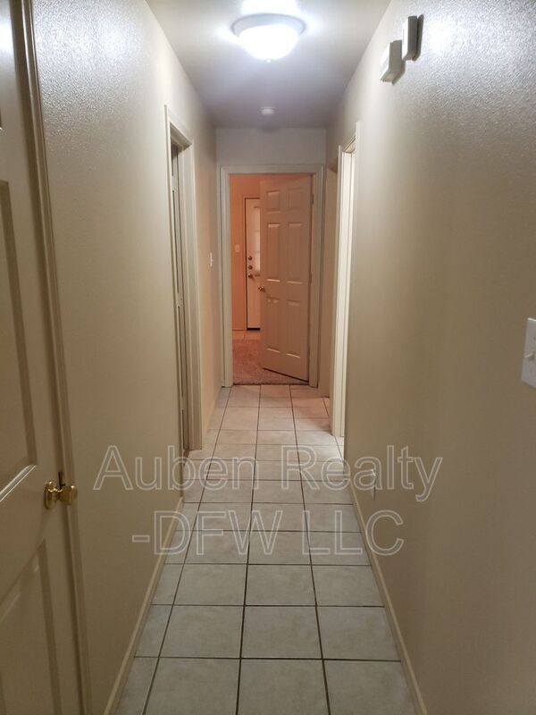 Building Photo - 114 Honey Bee Dr