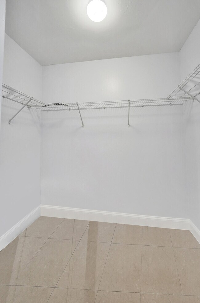 Building Photo - 1450 SE 3rd Ave