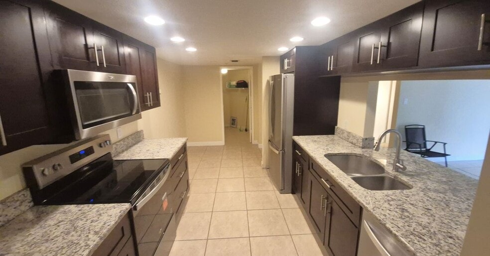 Building Photo - 820 Lavers Cir