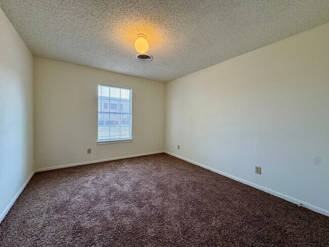 Building Photo - Townhome