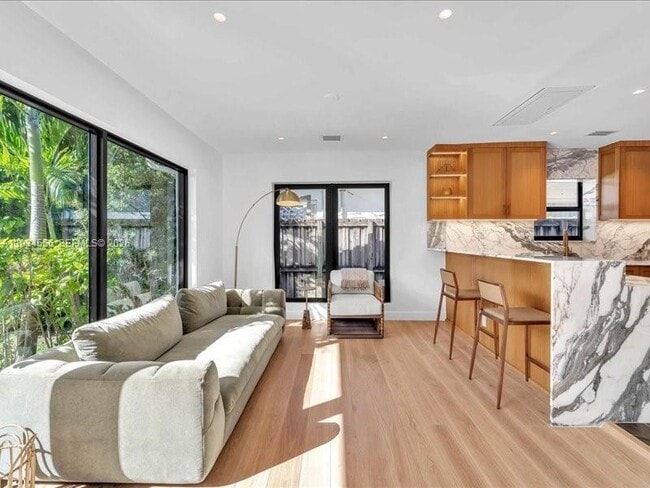 Building Photo - 920 W 47th Ct