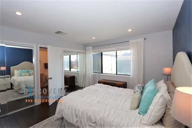 Building Photo - Centrally Located Mid-Century Contemporary Home