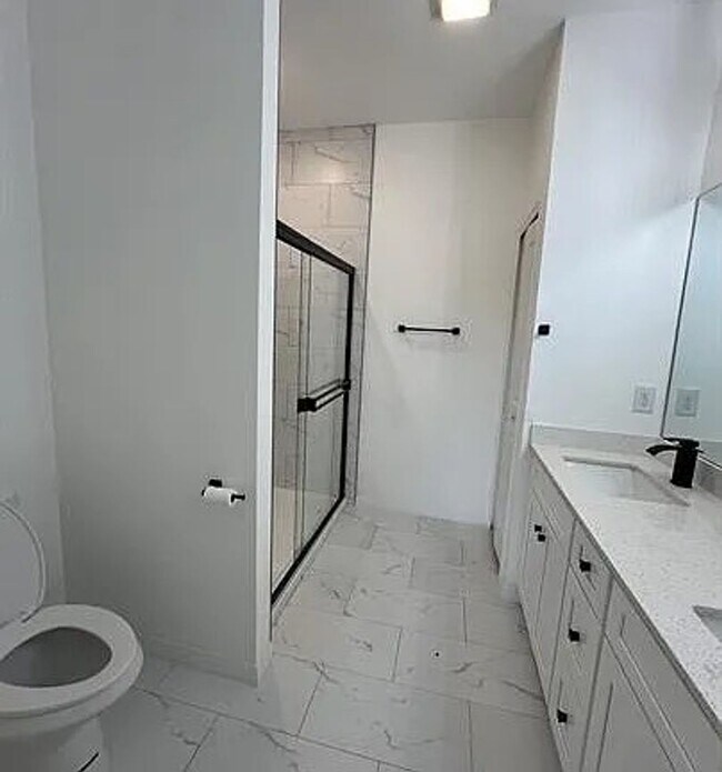 Building Photo - 4697 Golfview Blvd