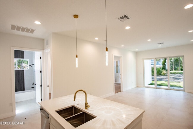 Building Photo - 618 N Duss St