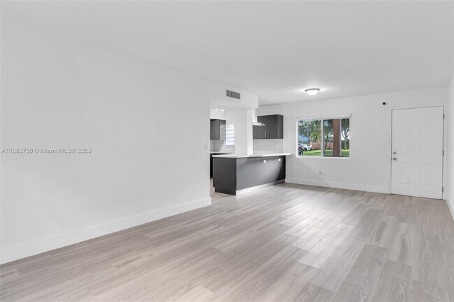 Building Photo - 6235 SW Kendale Lakes Cir