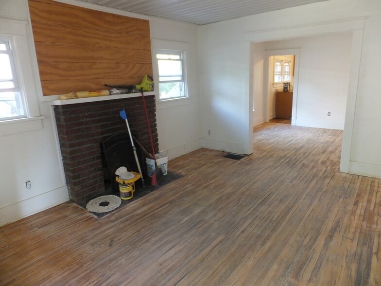 Livingroom - 1505 Bouchelle Ave