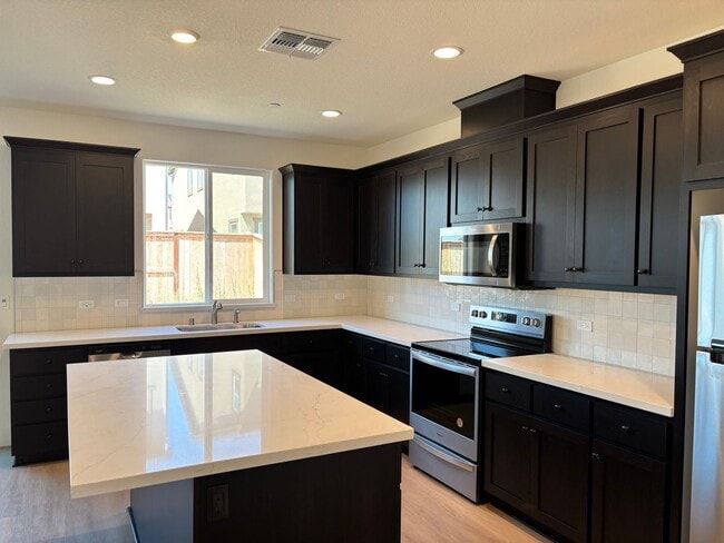Building Photo - Beautiful 2025 Built 4/2 - New Subdivision!
