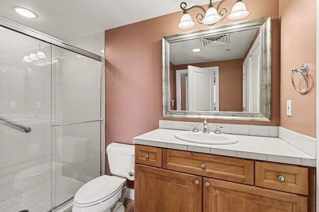 Building Photo - Location and Luxury! 2 Bedroom 2 Bathroom in Cherry Creek!