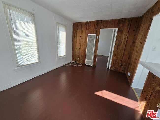 Building Photo - 815 N Poinsettia Pl