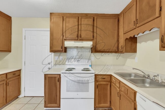 Building Photo - Two Bedroom Ranch in Columbia - 1/2 Off First Months Rent!