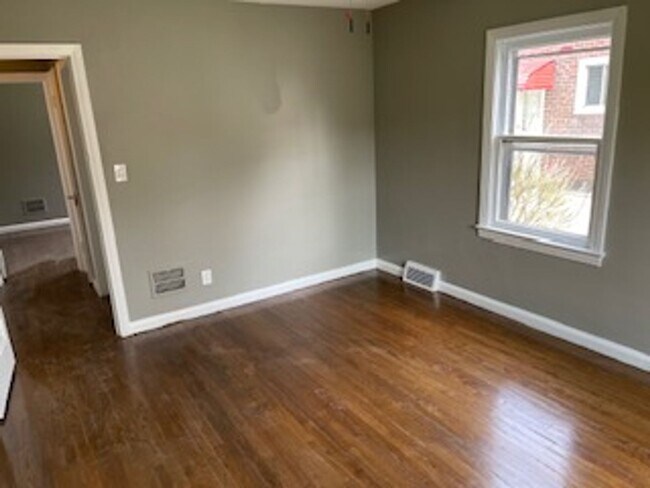 Building Photo - 3 bed 1 bath bungelow in Harper Woods with attached garage and basement