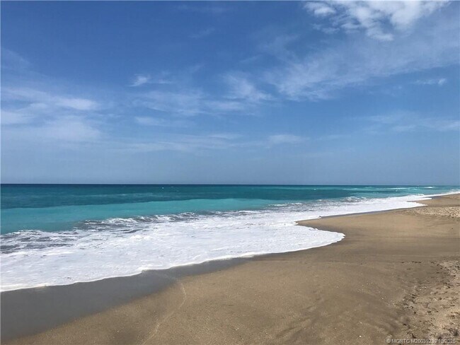 Building Photo - 484 NE Plantation Rd