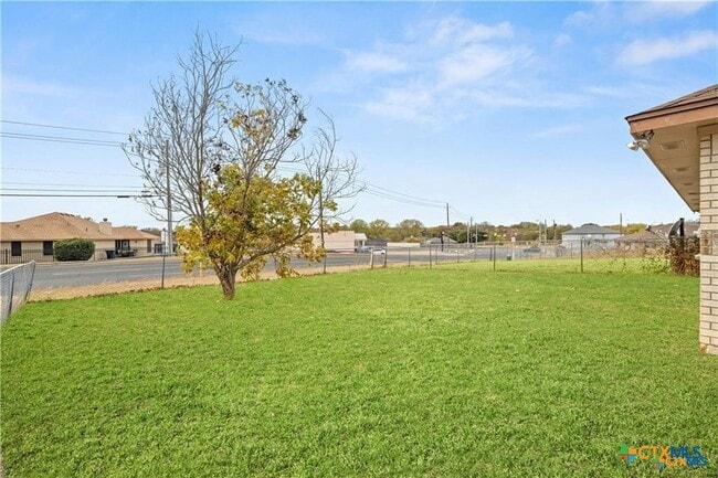 Building Photo - 3210 Raven Dr