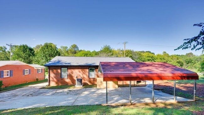 Building Photo - Stunningly Renovated 3BD/1BA Single Family Home in Newton, NC!