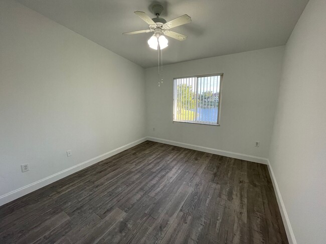 Building Photo - ANNUAL RENTAL - KEY ROYAL-2 BED 1 BATH THI...