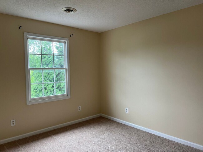 Building Photo - 2413 Louise St