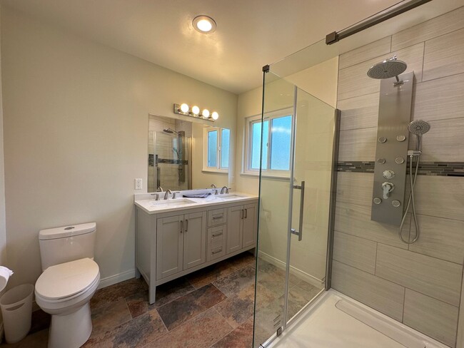 Building Photo - Lovely Remodeled 4 bedroom 2.5 bathroom ho...