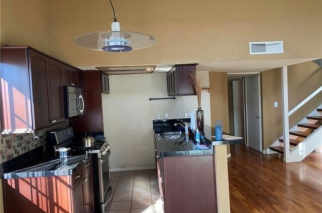 Building Photo - 15946 Vanowen St