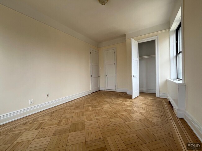Building Photo - 220 W 98th St
