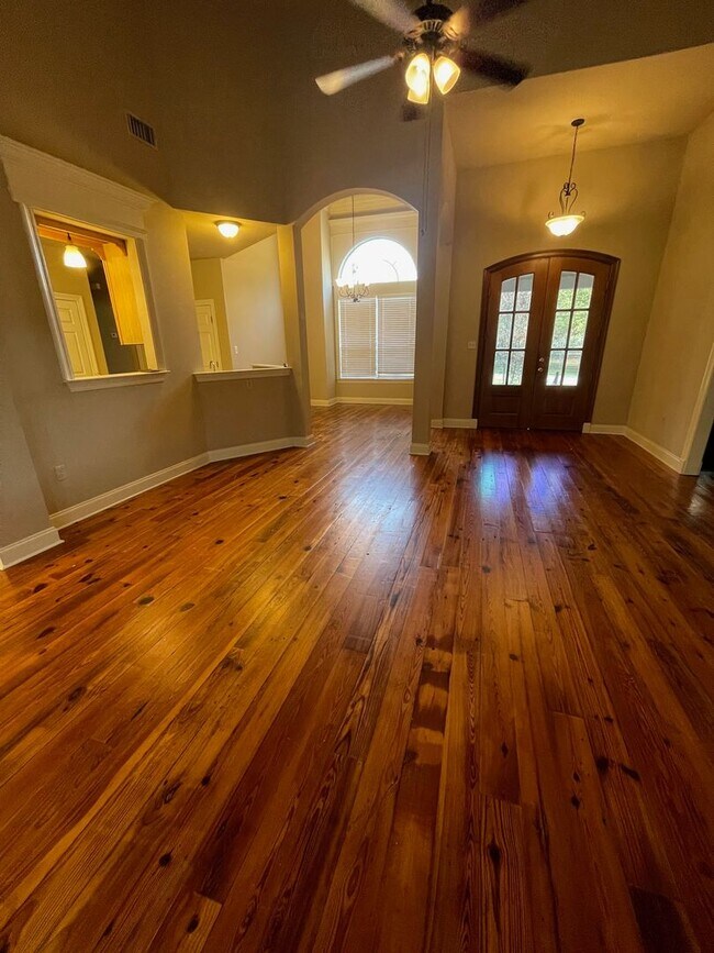 Building Photo - 3 BEDROOM HOUSE!