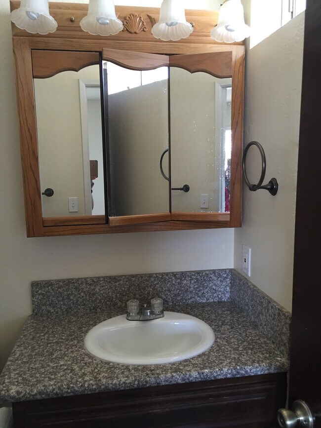 Building Photo - 3 BEDROOM HESPERIA HOME! GREAT LOCATION! SPACIOUS LOT!