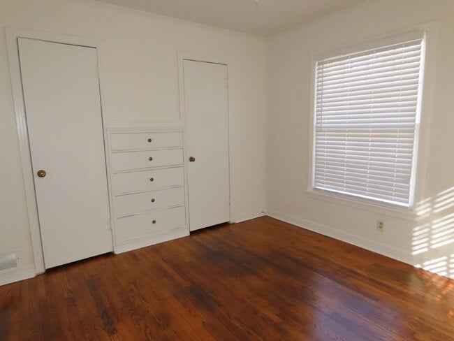 Building Photo - Lovely Updated 3 Bedroom, 2 Bath House in ...