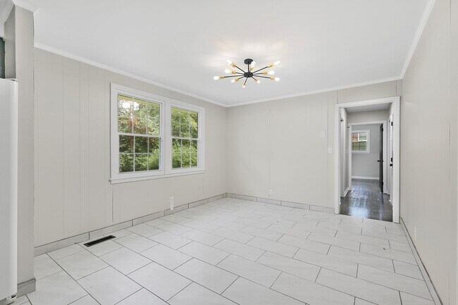 Building Photo - 3 Bedroom 2 Bath Home For Rent Near Downtown!