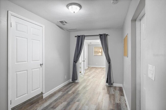 Building Photo - 900 N Denning Dr