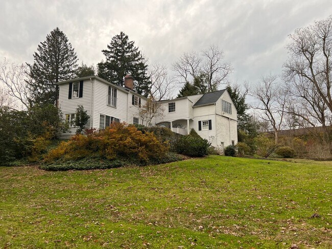 Building Photo - Updated  4/3.5 Farmhouse in Bethesda on Private, 1.5 Acre Lot