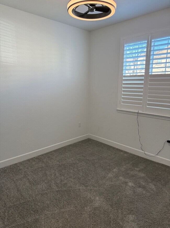 Building Photo - Beautiful home in Northlake!