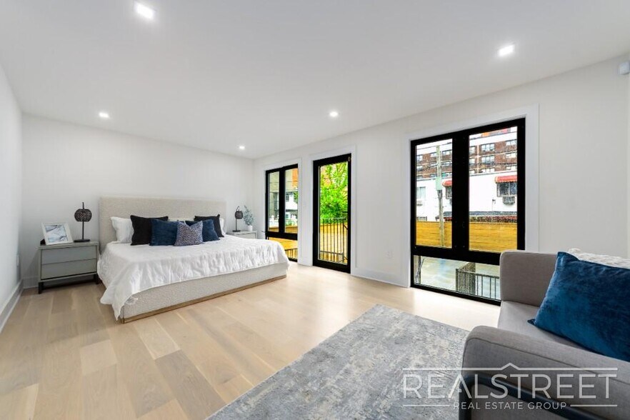 Building Photo - Exquisite 3 BR 3.5 BA Home with Private Pa...